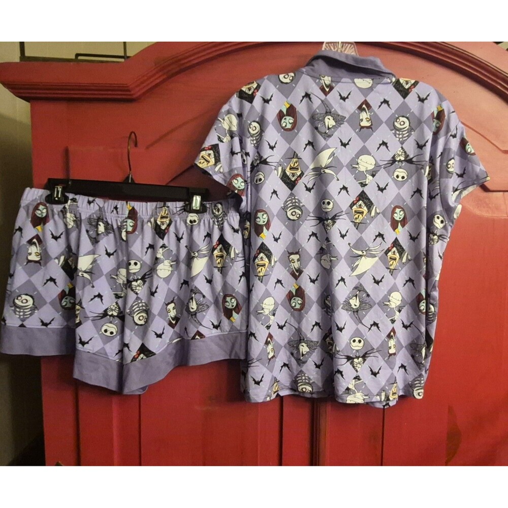 NWOT Women's M 8-10 Nightmare Before Christmas Notched Top & Shorts Pajama Set - Picture 2 of 6